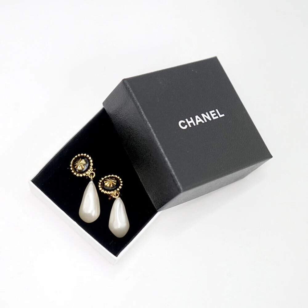 CHANEL Pearl Drop Clover Clip-On Earrings Gold Tone Auth w/Box #3165 - Picture 6 of 6